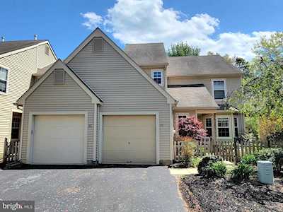 102 Woodlake Dr Marlton, NJ 08053