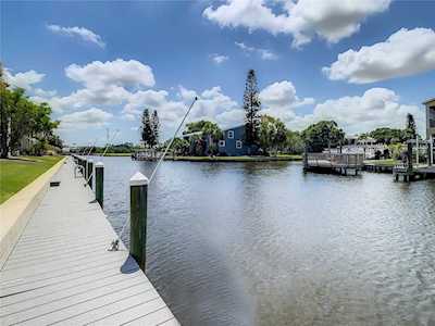 360 Moorings Cove Dr Tarpon Springs, FL 34689
