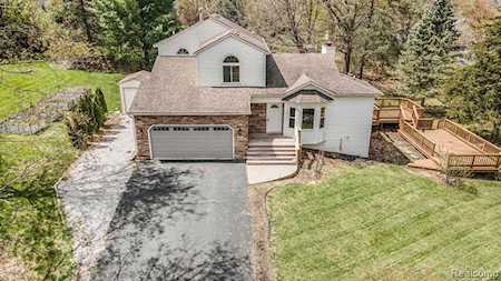 3250 Pine Creek Dr Brighton Twp, MI 48114