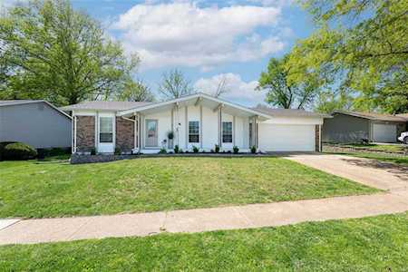 274 Brightfield Dr Ballwin, MO 63021