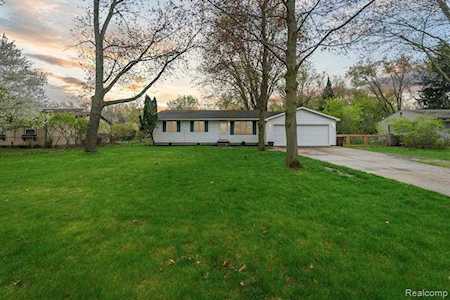 729 Henderson Rd Howell Twp, MI 48855