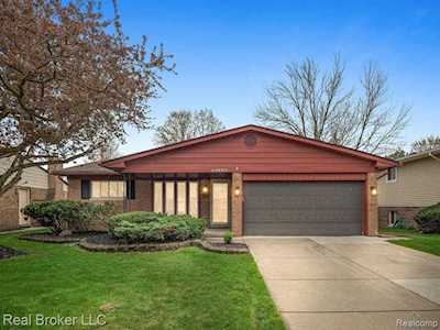 43693 Arlington Rd Canton Twp, MI 48187