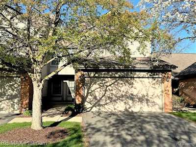 1002 Hickory Dr Brighton, MI 48116