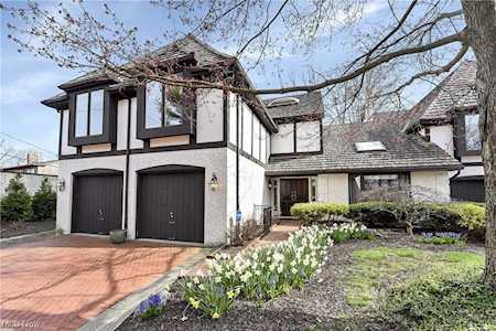 5 Windsor Ct Rocky River, OH 44116
