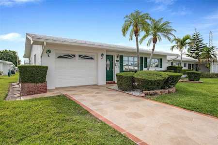 9757 37th St N Pinellas Park, FL 33782