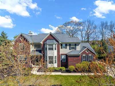 1339 Cartwright Ln South Lyon, MI 48178