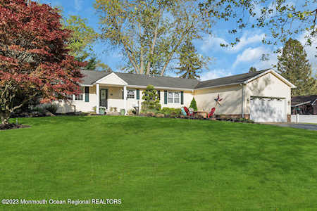 16 Highland Dr Manalapan, NJ 07726