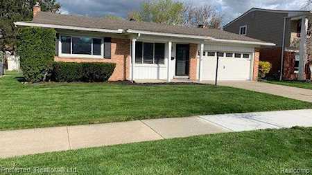 15518 Comstock St Livonia, MI 48154