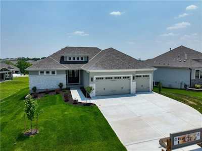 305 NW Ambersham Dr Lee's Summit, MO 64081