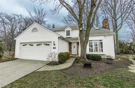 2 Laurel Dr Rocky River, OH 44116