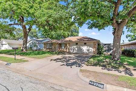 2732 Meadow Green Bedford, TX 76021