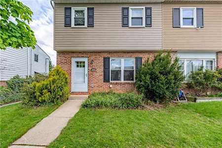 5737 Greens Dr Allentown, PA 18106