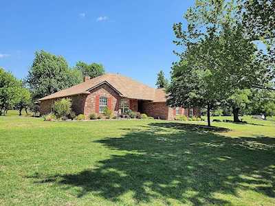 831 Oaklawn Dr Tuttle, OK 73089