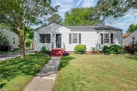 14 Wellington Dr Hampton, VA 23666
