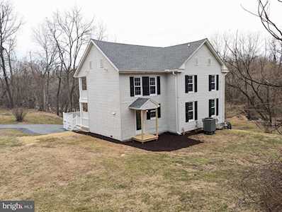 2427 Bumble Bee Hollow Rd Mechanicsburg, PA 17055