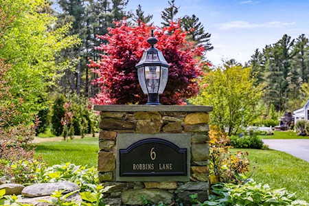 6 Robbins Ln Lakeville, MA 02347