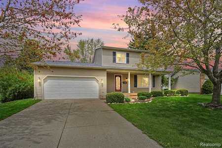 1443 Hilltop Dr Grand Blanc, MI 48439