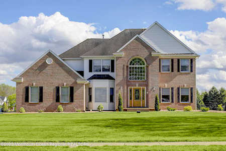 27 Outlook Ln Freehold, NJ 07728