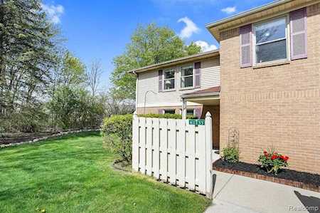 61135 Greenwood Dr South Lyon, MI 48178