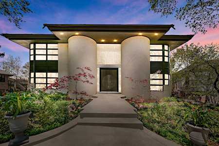 914 Saint Stephens Green Oak Brook, IL 60523