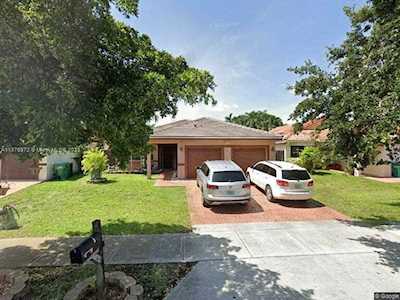 8817 NW 149th Ter Miami Lakes, FL 33018