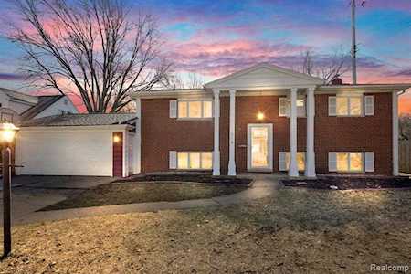 318 Woodbridge Dr Grand Blanc, MI 48439