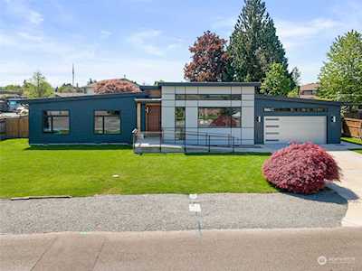 1724 10th Ave NW Puyallup, WA 98371