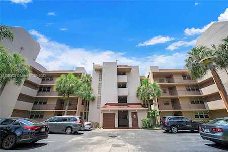 9510 Seagrape Dr #304 Davie, FL 33324