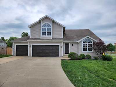 1529 SE Cape Circle Lee's Summit, MO 64081