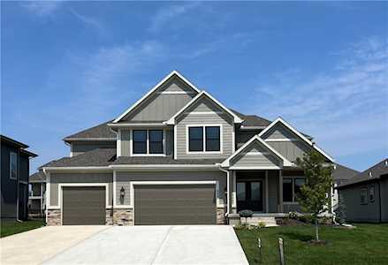 322 NW Ambersham Dr Lee's Summit, MO 64081