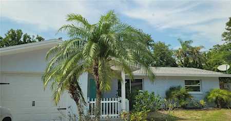 2296 Capri Dr Clearwater, FL 33763