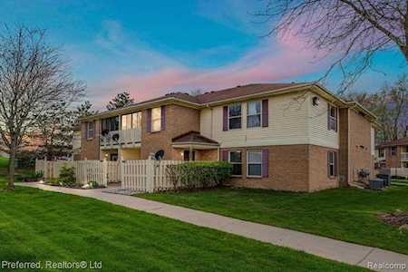 61107 Greenwood Dr South Lyon, MI 48178