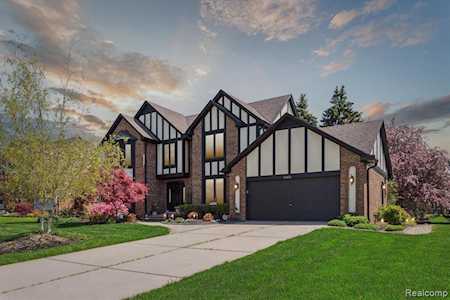 22956 Willowbrook Dr Farmington Hills, MI 48335