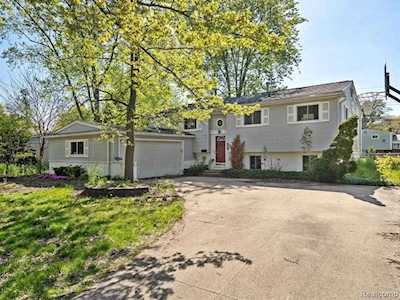 21009 Robinwood St Farmington, MI 48336