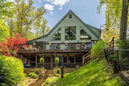 98 South Shore Drive Sturbridge, MA 01566
