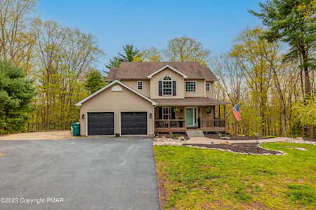 2512 Highview Dr Brodheadsville, PA 18322