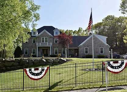 7 Mountain Rock Ln Norfolk, MA 02056