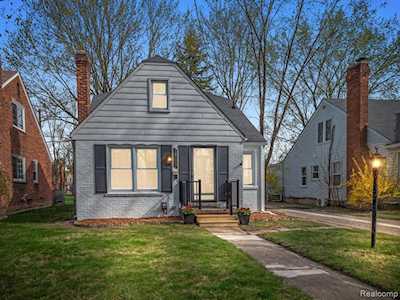 10818 Hart Ave Huntington Woods, MI 48070