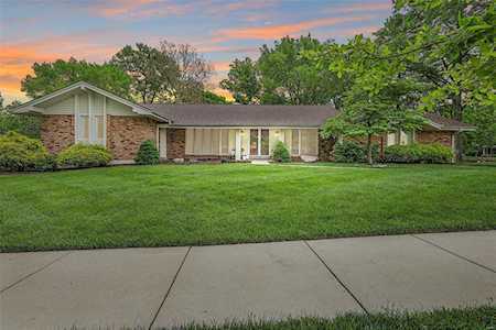 244 Greentrails Dr S Chesterfield, MO 63017