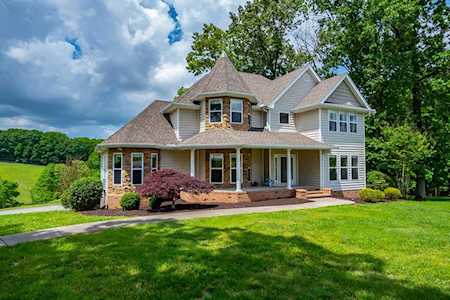 1004 Bradby Dr Burns, TN 37029