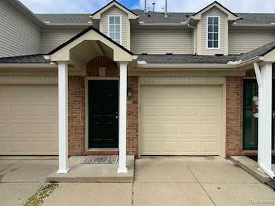 21027 Cooper Dr Macomb, MI 48044