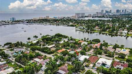 937 N Northlake Dr Hollywood, FL 33019