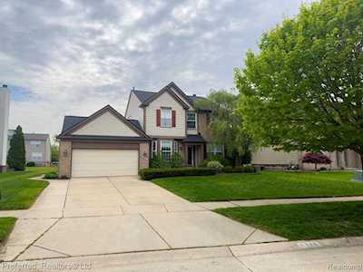 8218 St Johns Dr Westland, MI 48185