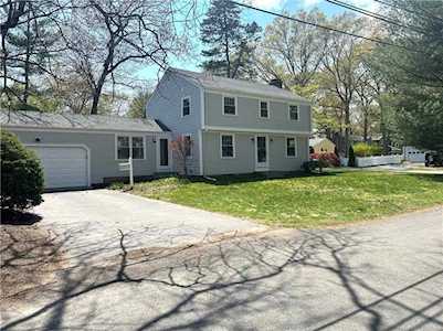 11 Briarwood Dr Barrington, RI 02806