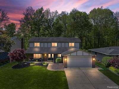 46289 Spinning Wheel Dr Canton Twp, MI 48187