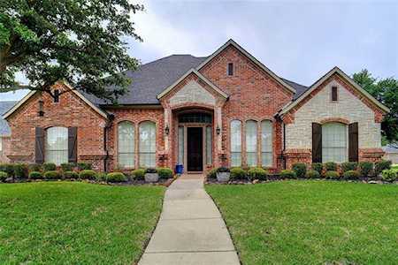 736 Trails End Circle Hurst, TX 76054