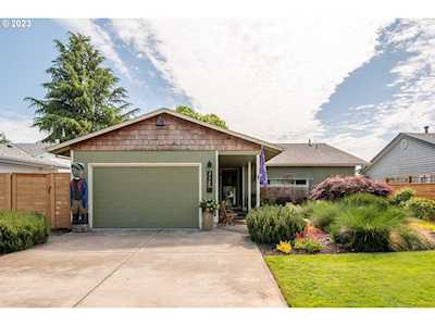 272 S Columbia DR Woodburn, OR 97071