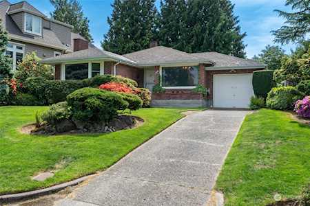 8216 Fairway Dr NE Seattle, WA 98115