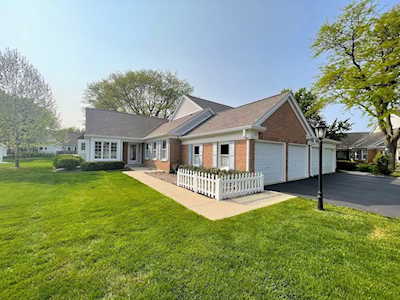 77 Country Club Dr Prospect Heights, IL 60070