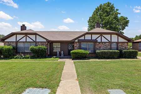 207 Hickory Springs Drive Euless, TX 76039